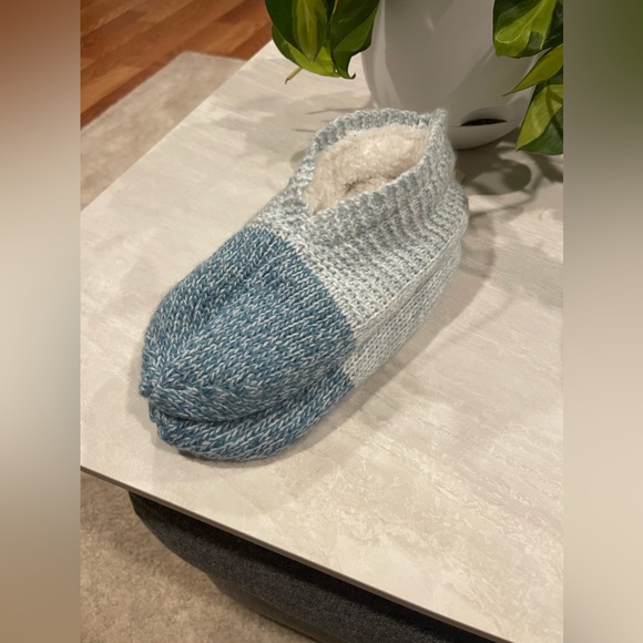 stars above Accessories - NWT Stars Above M/L Blue Slipper Socks W Gripper Bottom